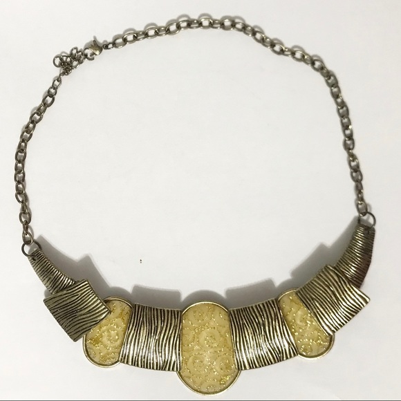 ✨2/$20 🏆 Gold Statement Necklace - Picture 1 of 2